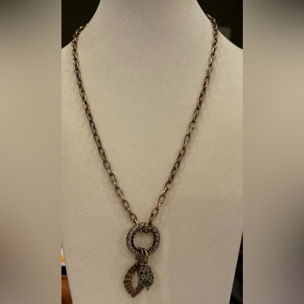 Elegant Gold-Toned Necklace - Picture 2 of 7